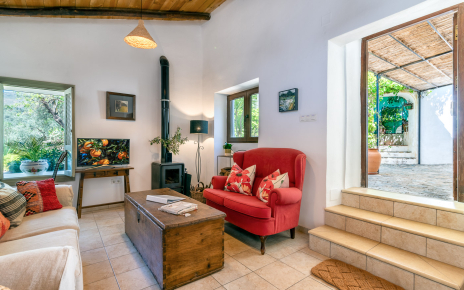 Entrada desde patio a sala de estar